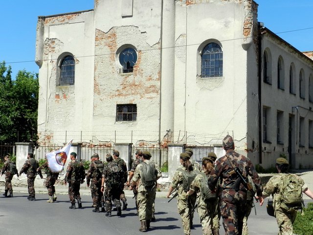 Emlékmenet a katonahősökért 2017 08